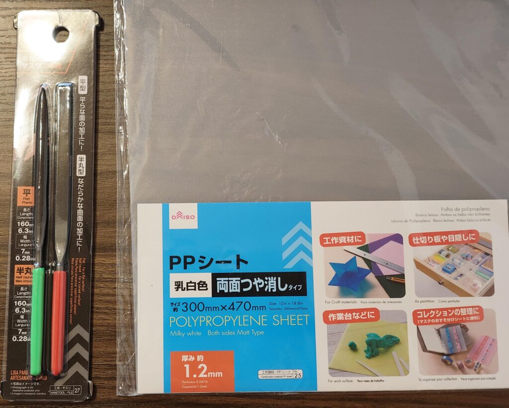 ダイソーのPPシート1枚で完成するキーボードブリッジを自作する。MacBook Air用の最軽量尊師スタイル 7 やすりは工具コーナー、PPシートは図画工作やクリアファイルが置かれている付近にありました。