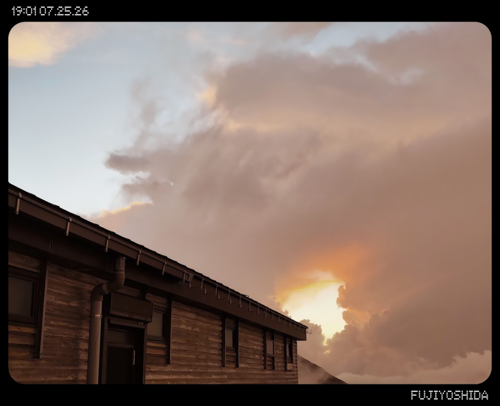 雲の隙間から見えた夕陽