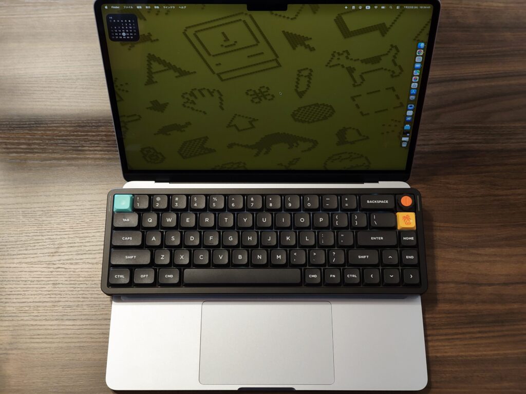 ダイソーのPPシート1枚で完成するキーボードブリッジを自作する。MacBook Air用の最軽量尊師スタイル 2 MacBook Air 13インチの上にPPシートとNuPhy Air65 V3をセット