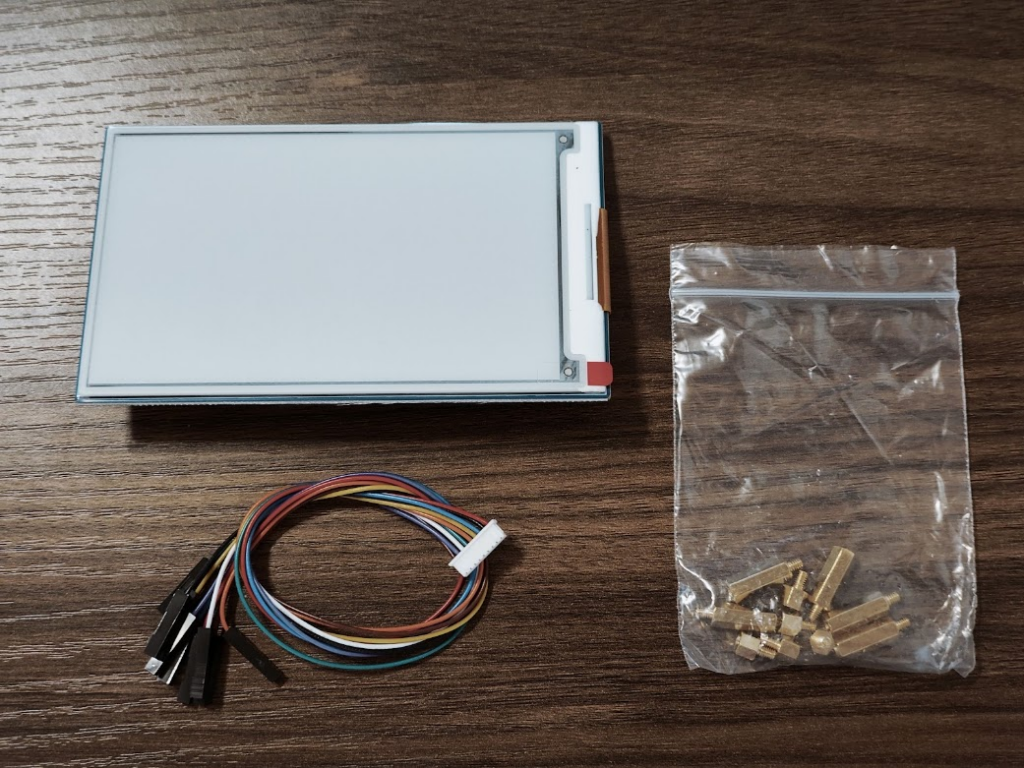 購入した4.26インチe-PaperHATの表面と付属品